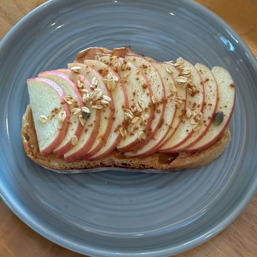 Real Apple Crunch toast with peanut butter, apple slices, and cinnamon at Sunflower Smoothies & Coffee in Chiang Mai