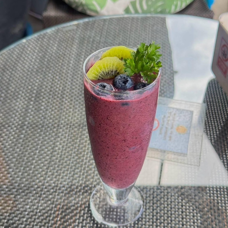 Acai Smoothie with kiwi and blueberry